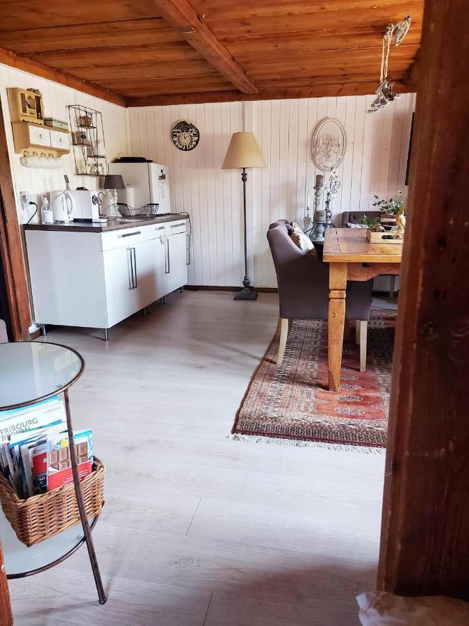 Petite Maison Sur La Colline Du Gibloux: 1Chambre,1 Salon Et Salle De Bain Prives Au Rez De Chausse, Piscine Exterieur Et Bbq , Le Châtelard-Montreux Exterior photo